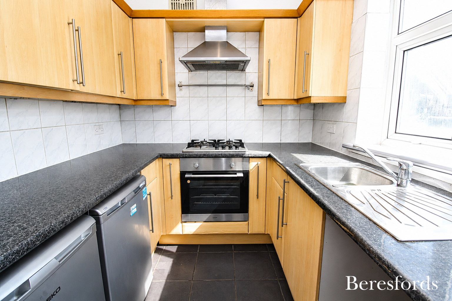 Flat Ardleigh Green Road in Greater London