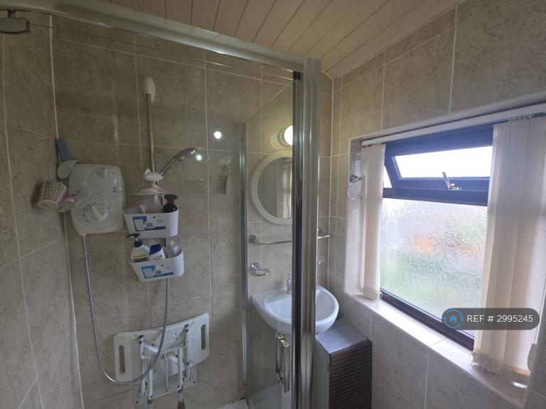 Room Whiteacre Road in Tameside