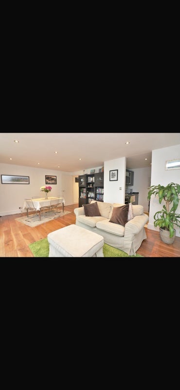 Room Westferry Road in Greater London