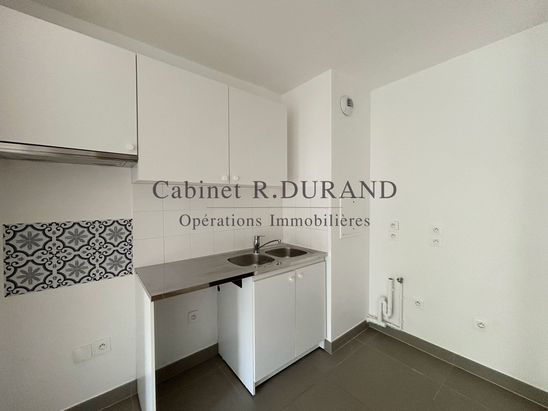 Flat Avenue du Révérend Père Corentin Cloarec in Bois-Colombes