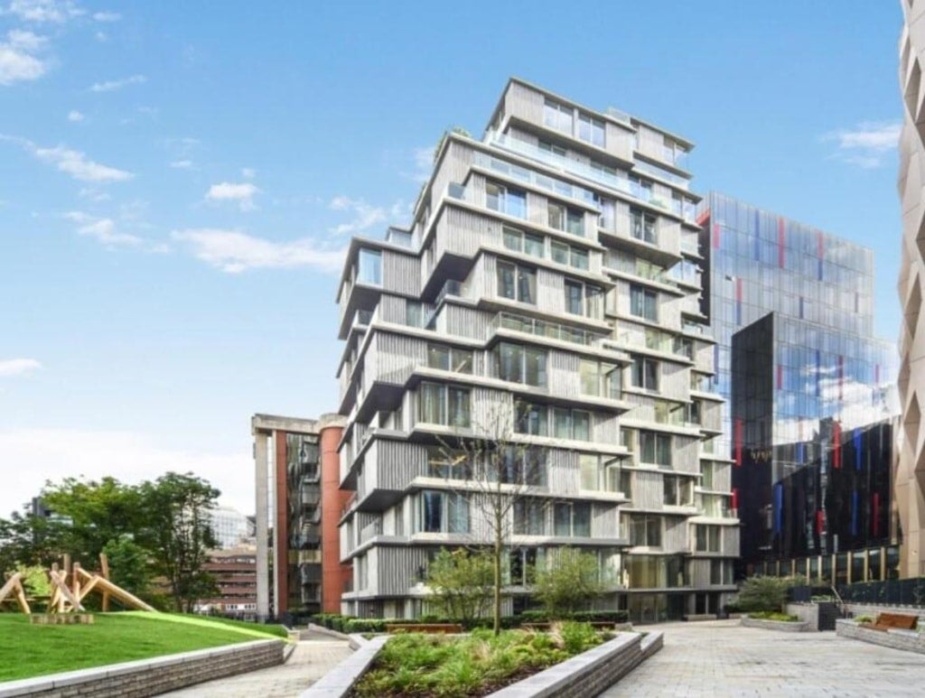 Flat Aldgate High Street in City of London