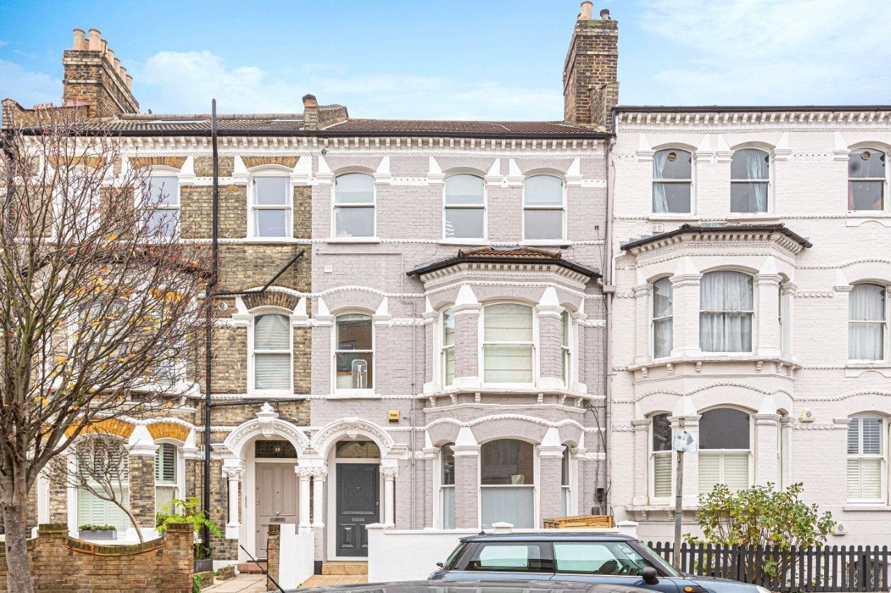 Flat Ilminster Gardens in Greater London