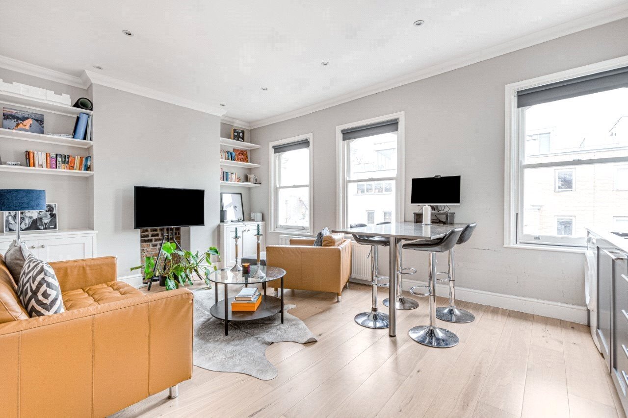 Flat Ilminster Gardens in Greater London