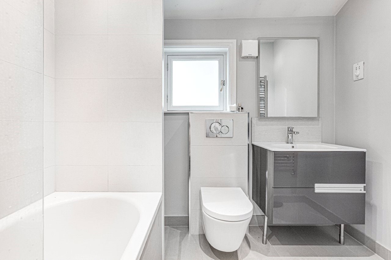 Flat Ilminster Gardens in Greater London