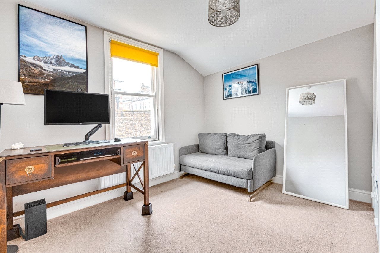 Flat Ilminster Gardens in Greater London