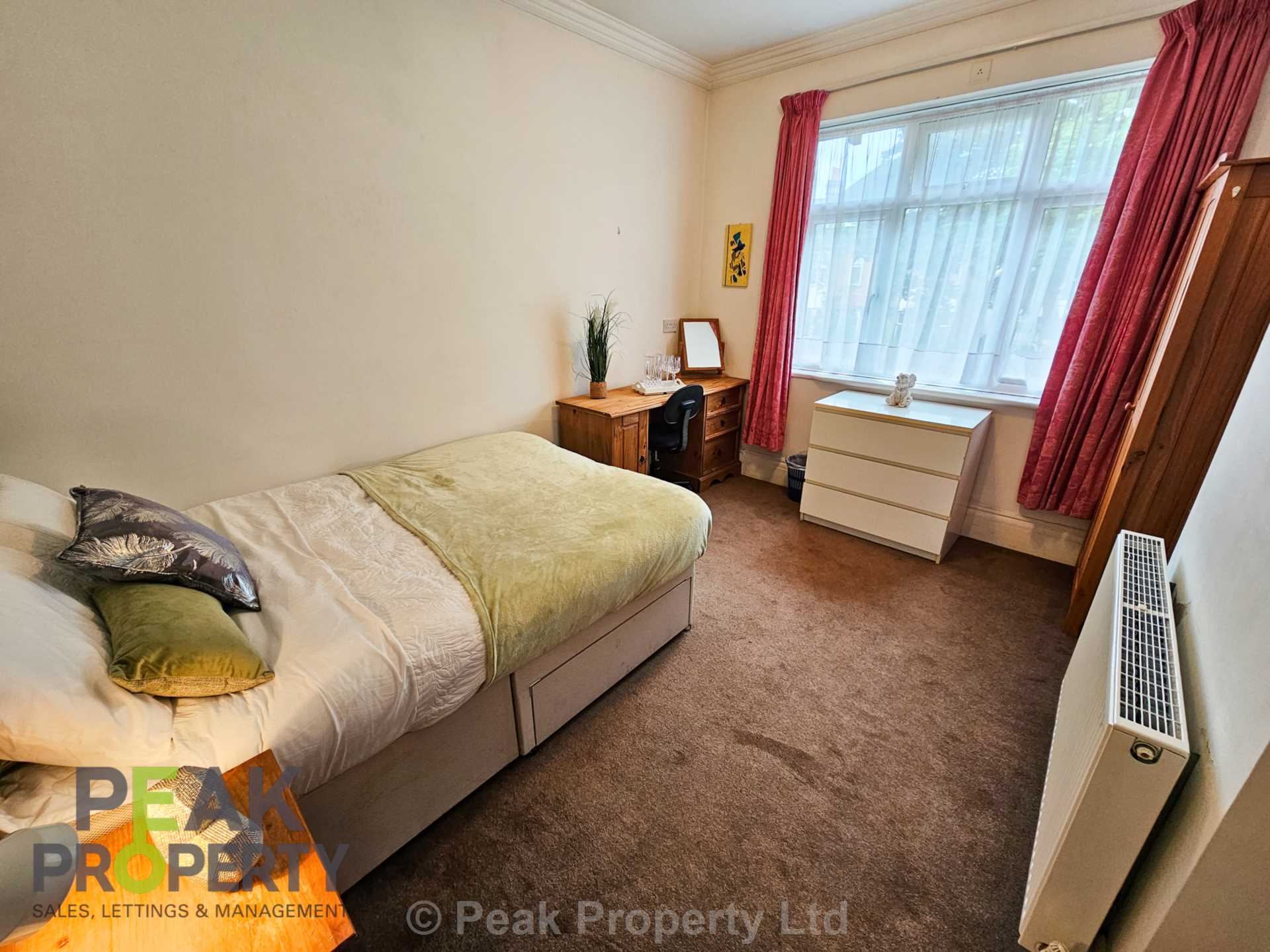 Room Canewdon Road in Southend-on-Sea