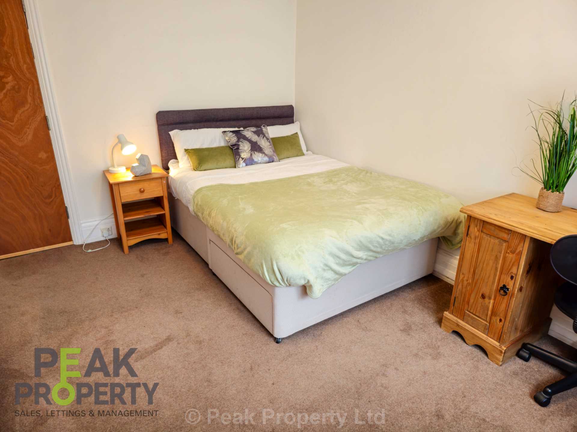 Room Canewdon Road in Southend-on-Sea