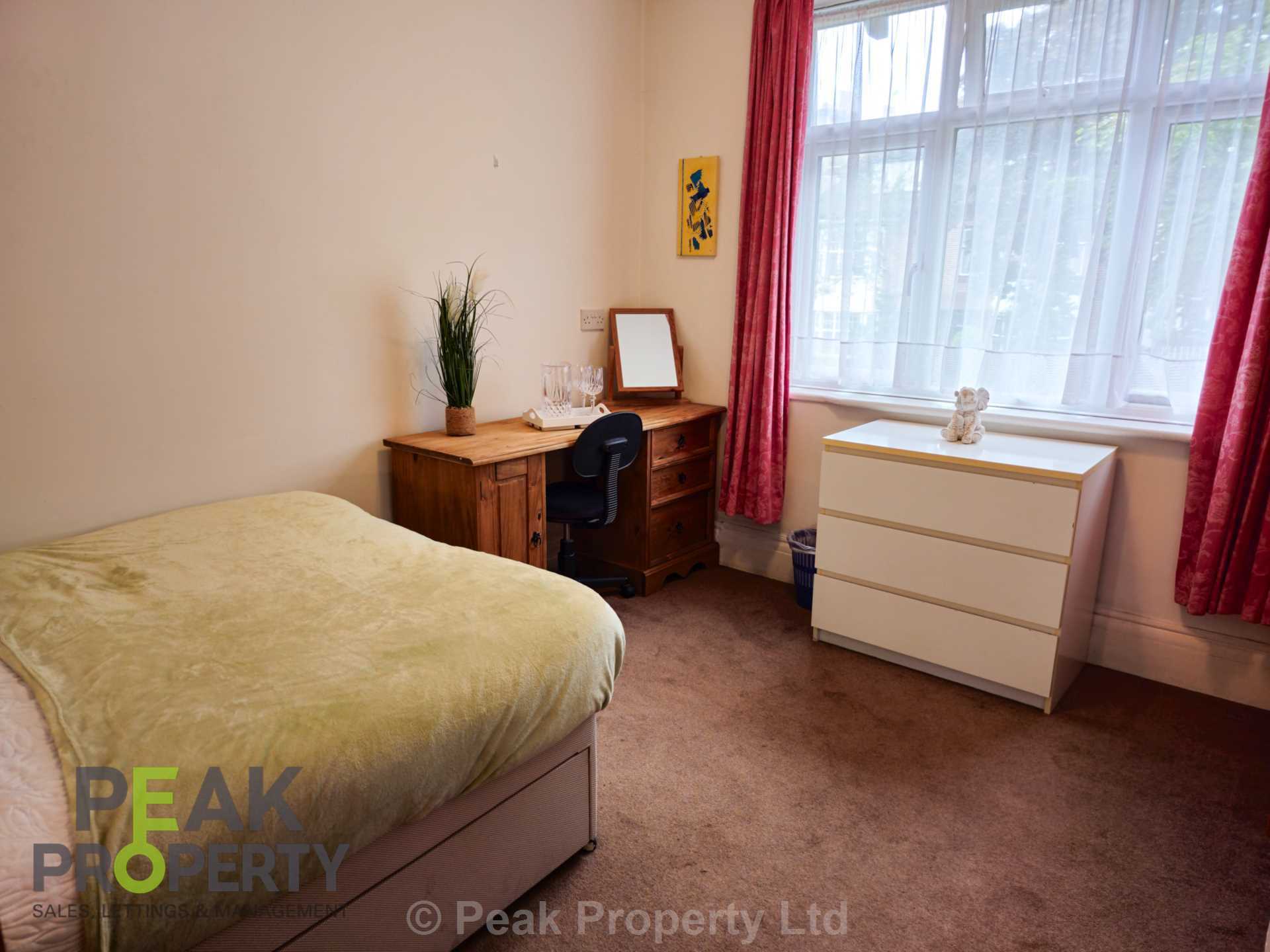 Room Canewdon Road in Southend-on-Sea