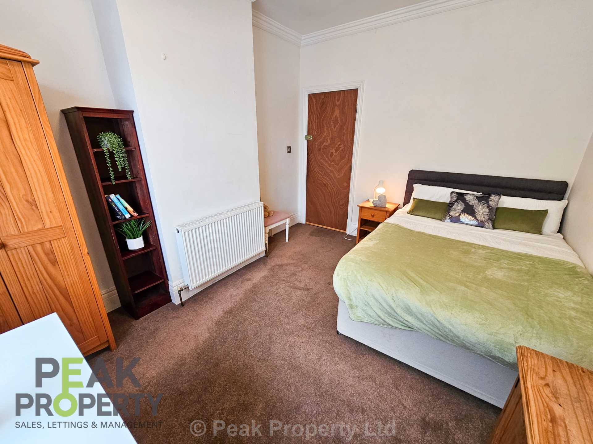 Room Canewdon Road in Southend-on-Sea
