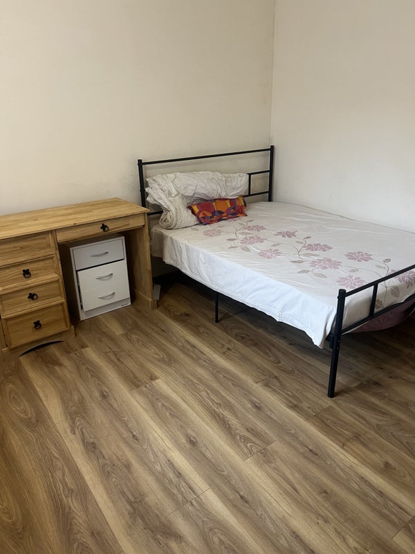 Room Ealing Road in Greater London