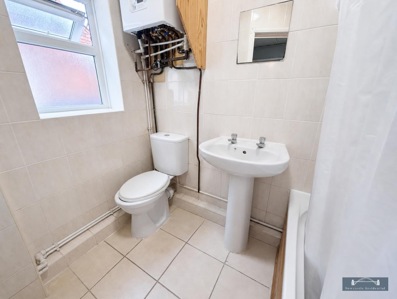 Flat Sandringham Road in Newcastle upon Tyne
