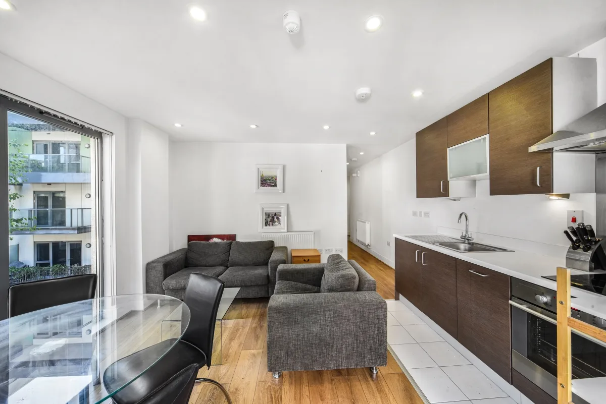 Flat Christian Street in Greater London
