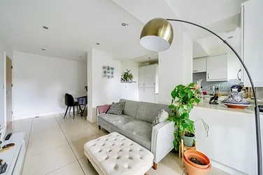 Flat Cambridge Avenue in Greater London