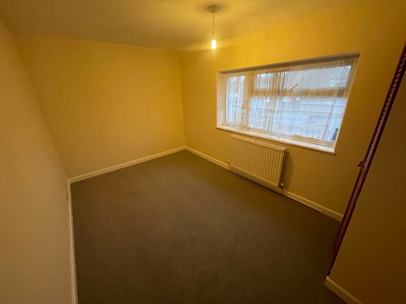 Flat Loveys Road in Arun
