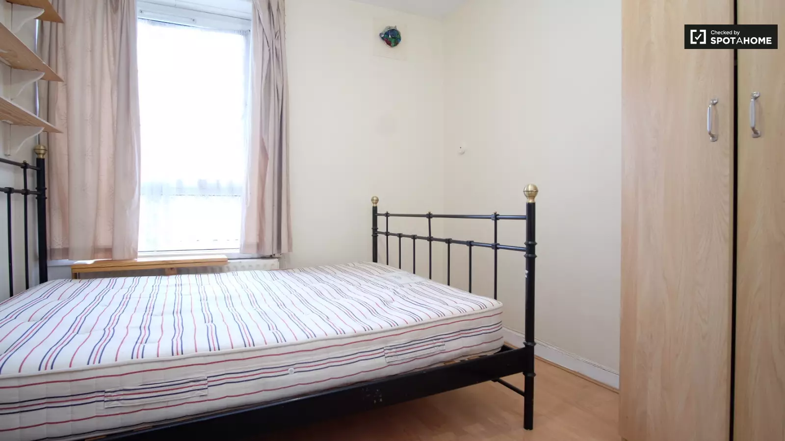 Flat Spelman Street in Greater London