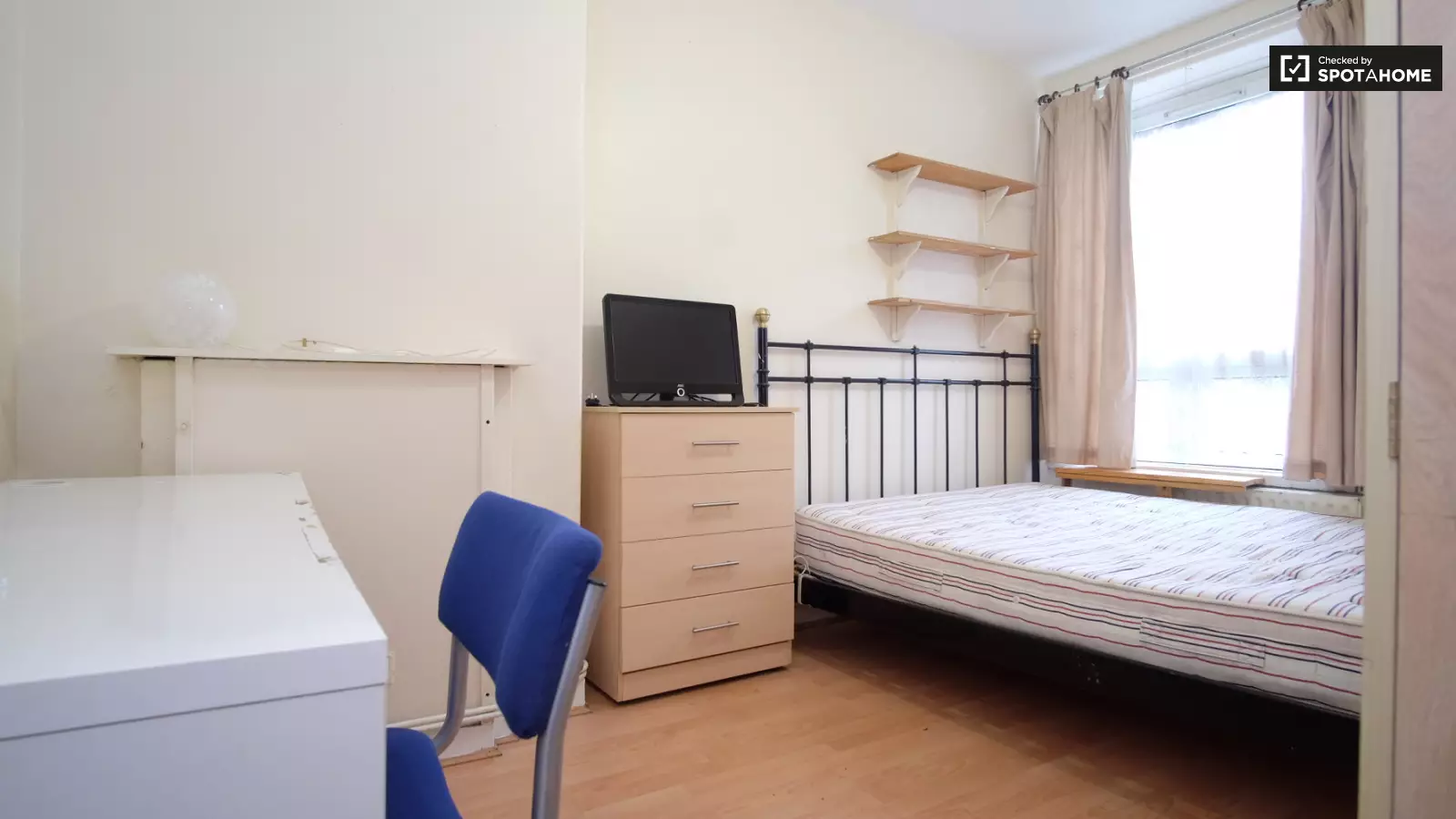 Flat Spelman Street in Greater London