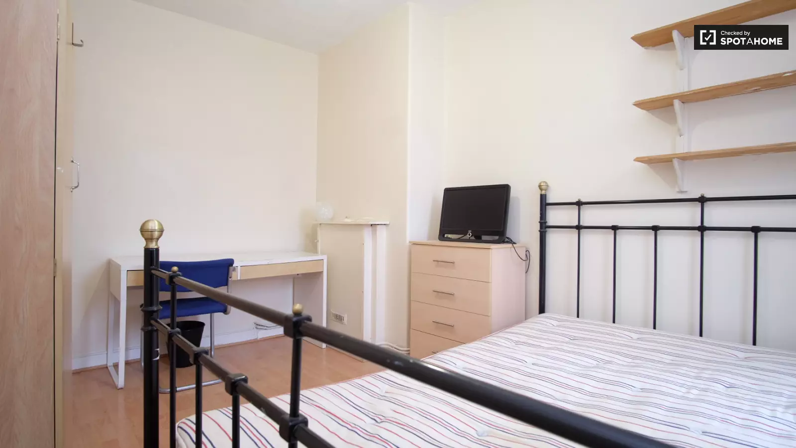 Flat Spelman Street in Greater London