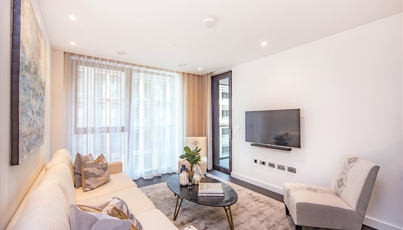 Flat Charles Grinling Walk in London