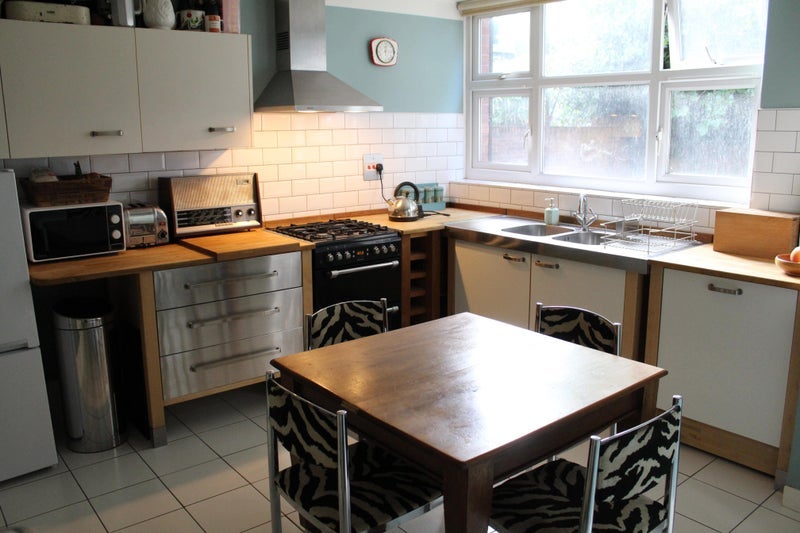 Room Cabul Road in Greater London