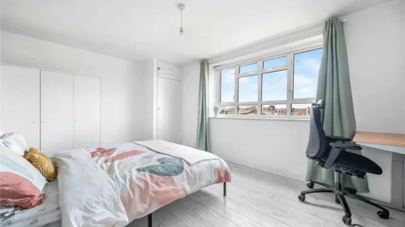Flat Station Crescent in Greater London