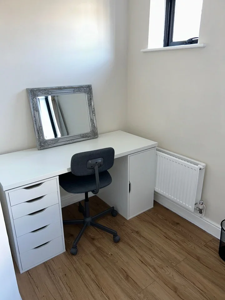 Room Surrey Street in Greater London