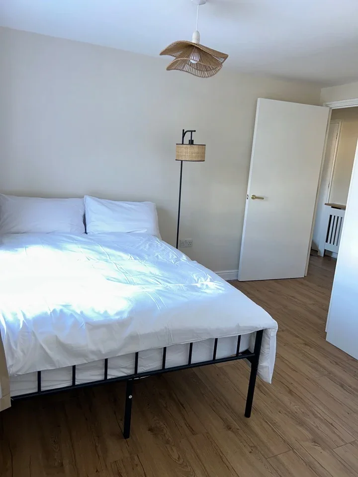 Room Surrey Street in Greater London