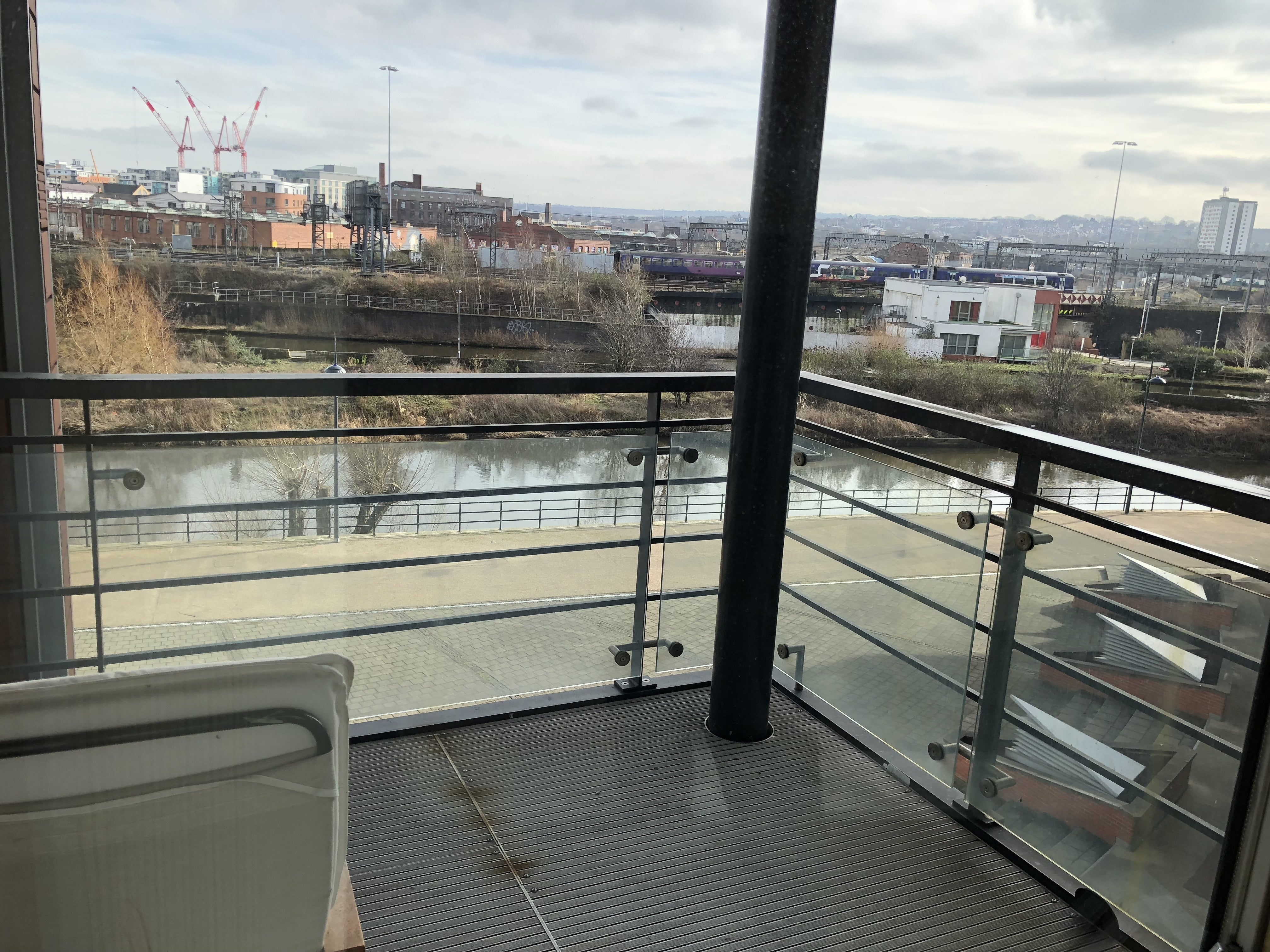 Flat Riverside Way in Leeds