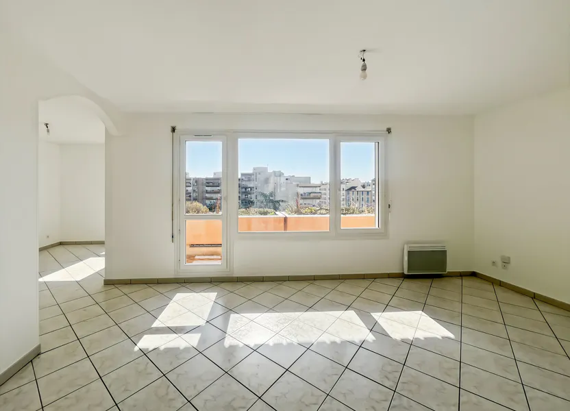 Flat Rue Challemel-Lacour in Lyon