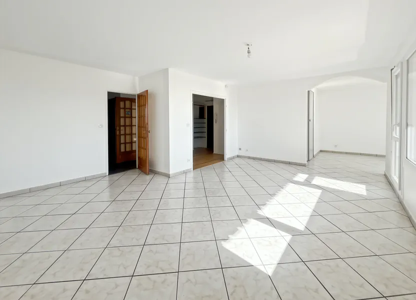 Flat Rue Challemel-Lacour in Lyon