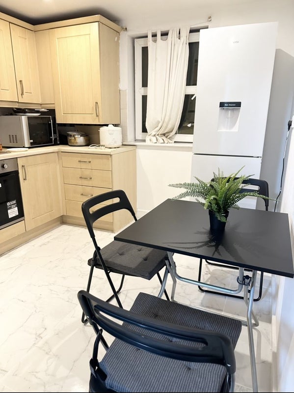 Room Pettacre Close in Greater London