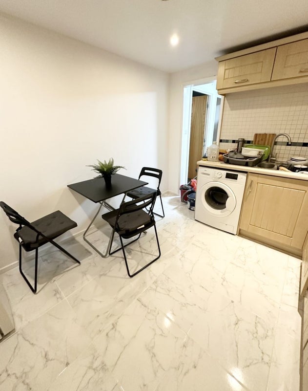 Room Pettacre Close in Greater London