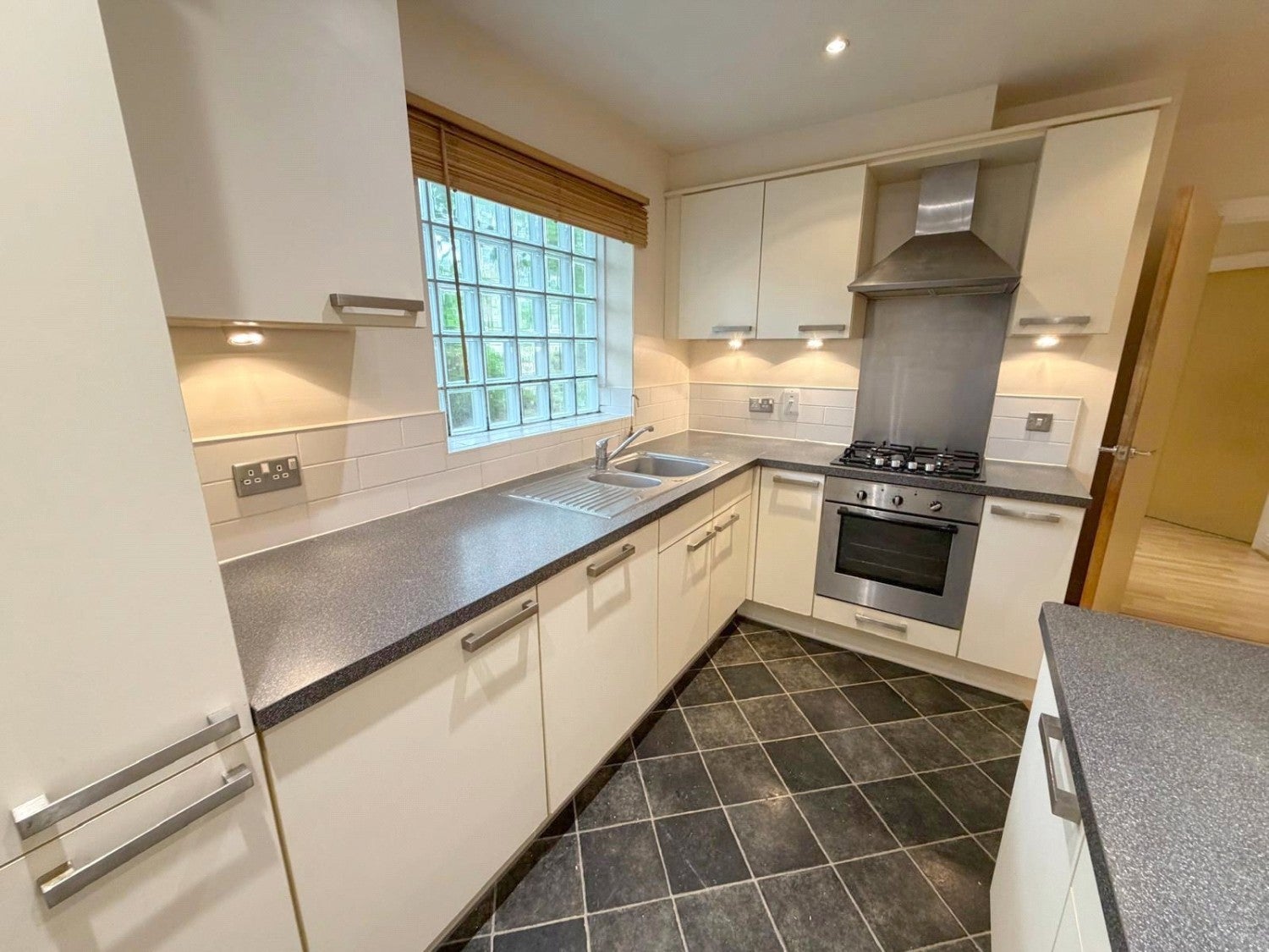 Flat Meridian Close in Greater London