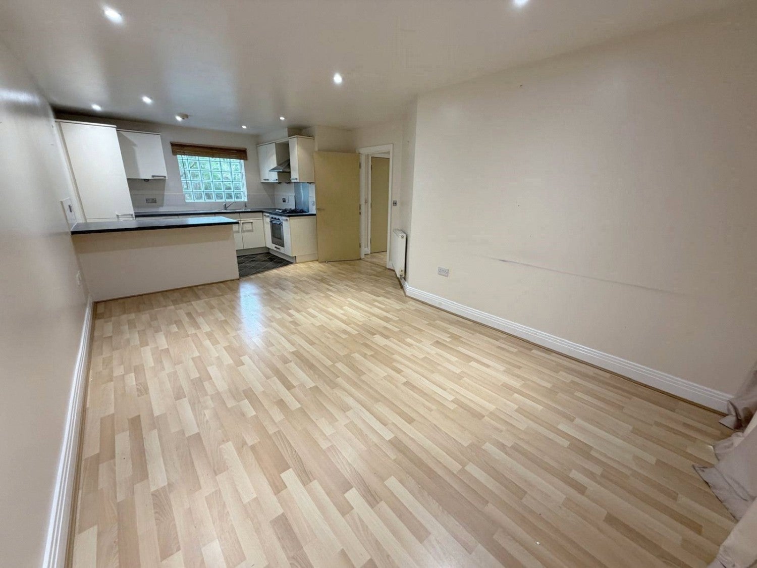 Flat Meridian Close in Greater London