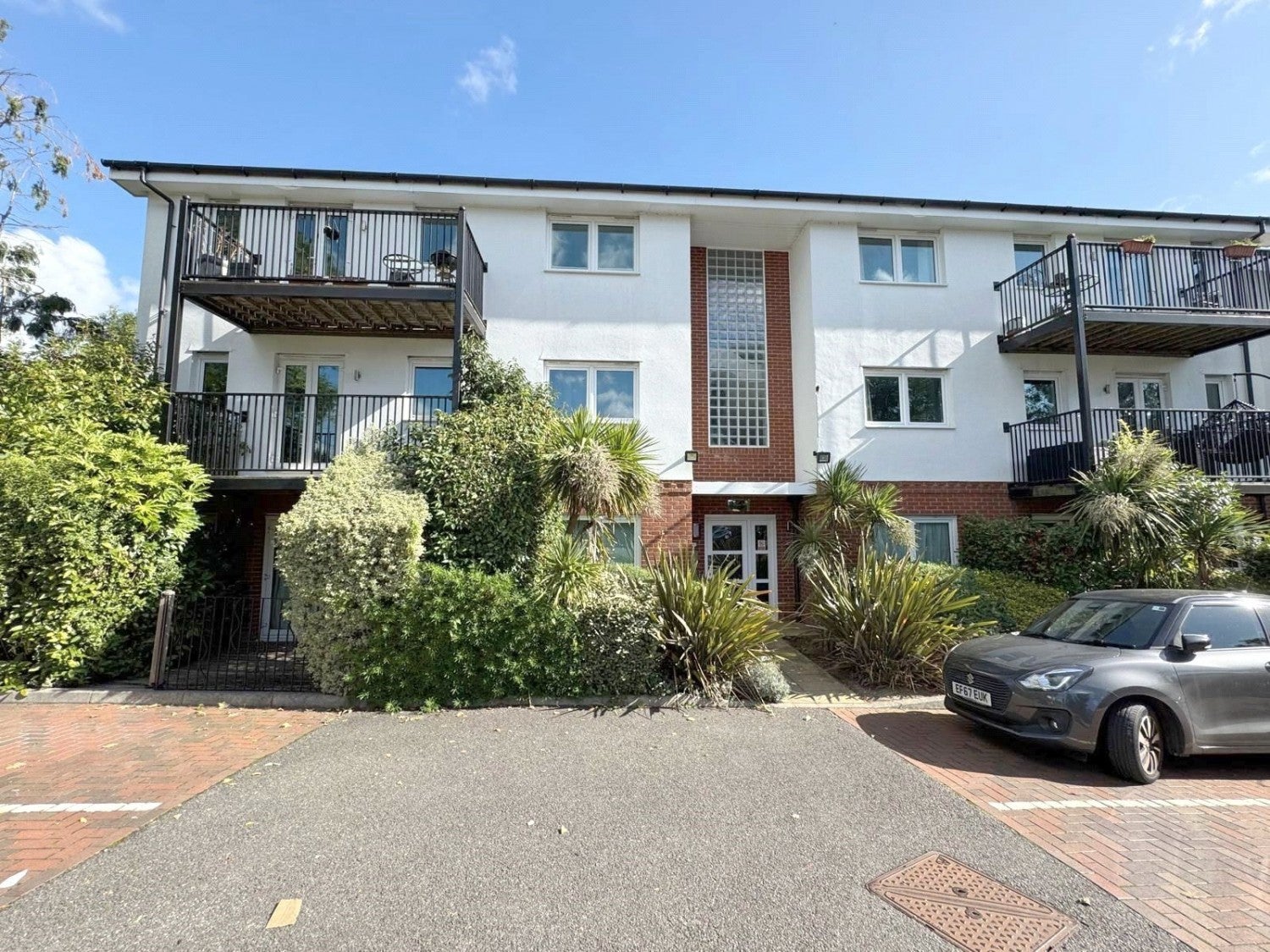 Flat Meridian Close in Greater London