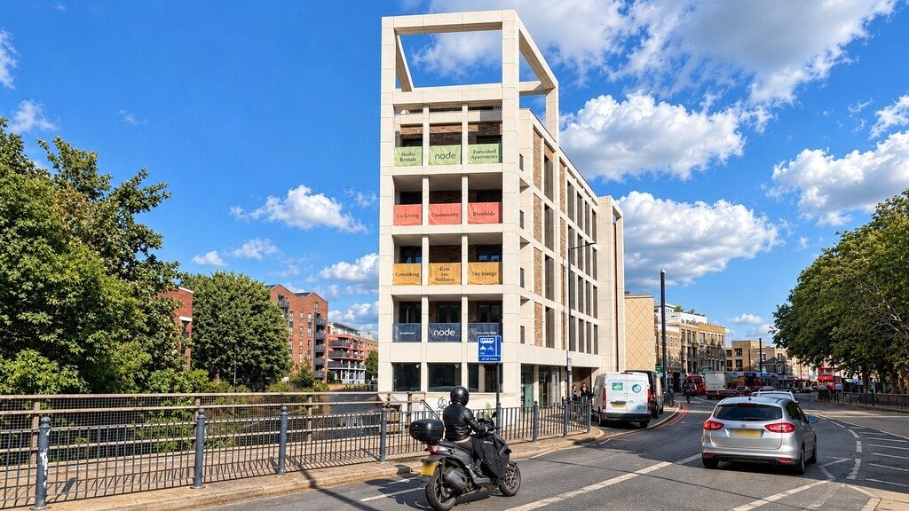 Flat Commercial Road in Greater London