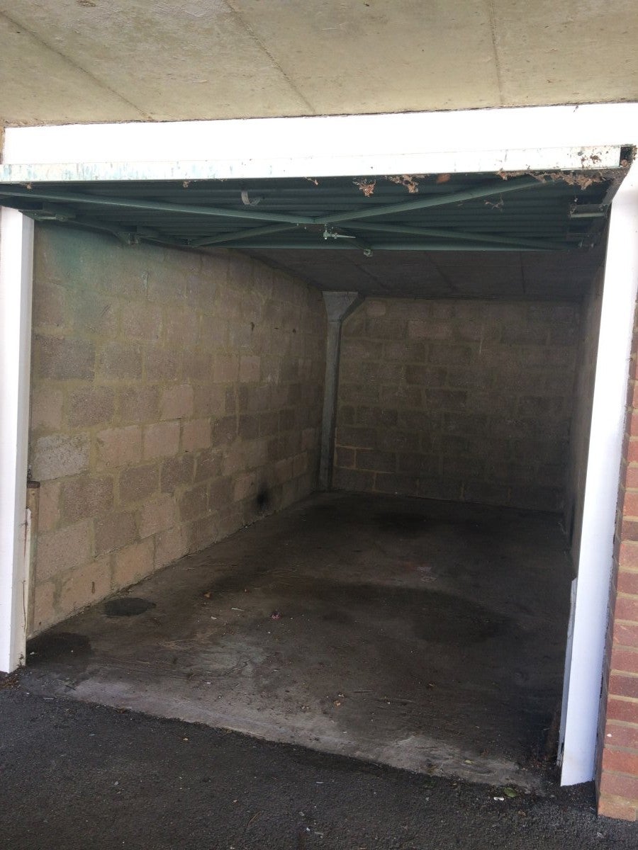 Flat Toll Bar Court in Greater London