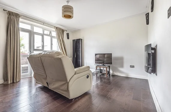 Flat Austin Road in Greater London