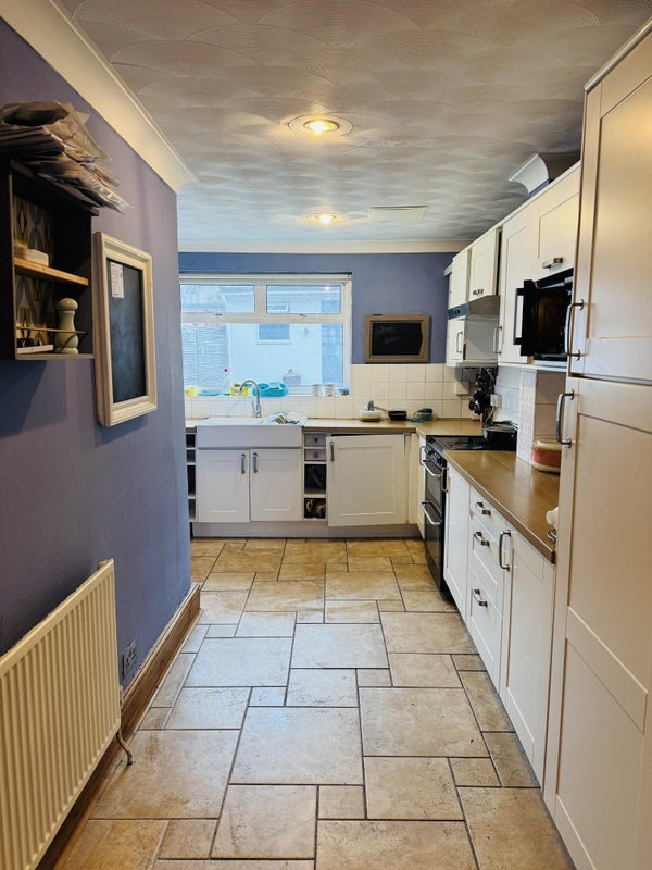 Room McLeod Road in Greater London