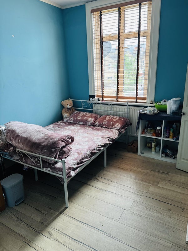Room McLeod Road in Greater London