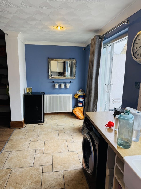 Room McLeod Road in Greater London
