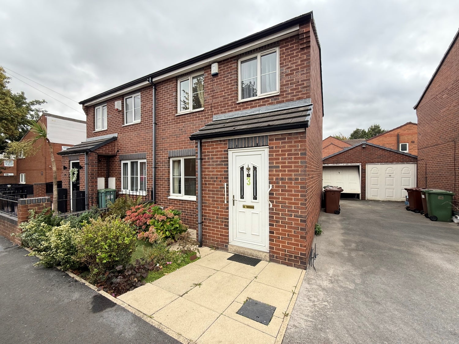 House Cedar Walk in Wakefield