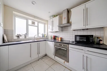 Flat Hazelhurst Road in Greater London