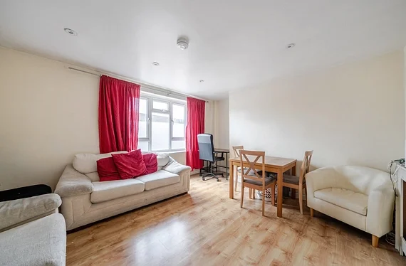 Flat Hazelhurst Road in Greater London