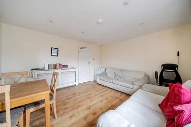 Flat Hazelhurst Road in Greater London