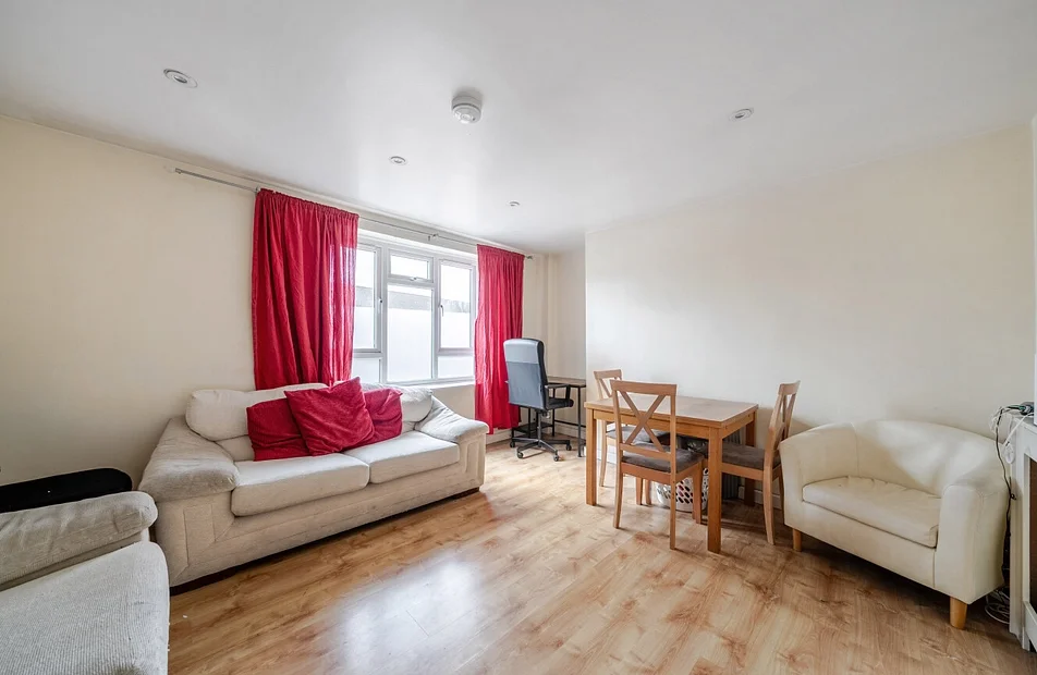 Flat Hazelhurst Road in Greater London
