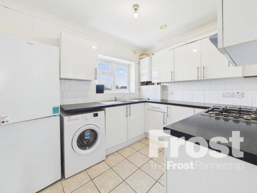 Flat Meadfield Road in Slough