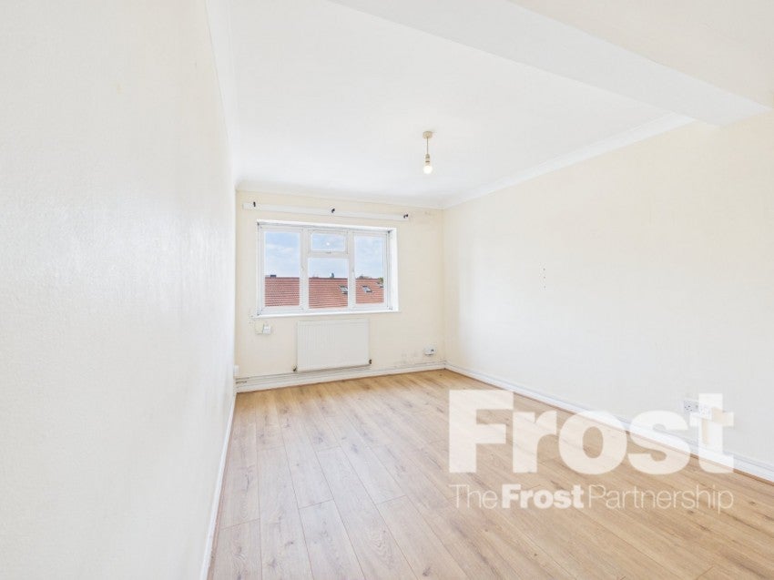 Flat Meadfield Road in Slough