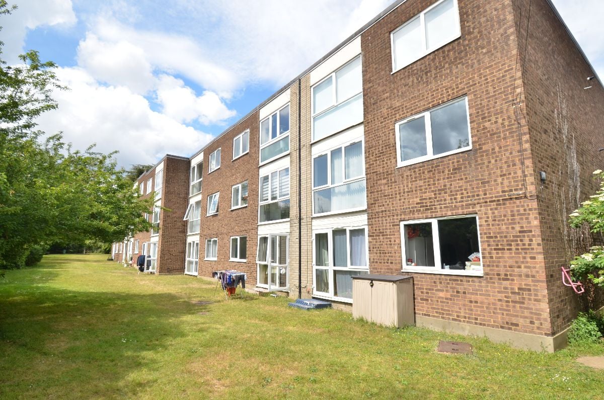 Flat Chaplaincy Gardens in Greater London