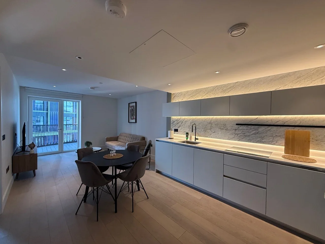 Flat Fountain Park Way in Greater London