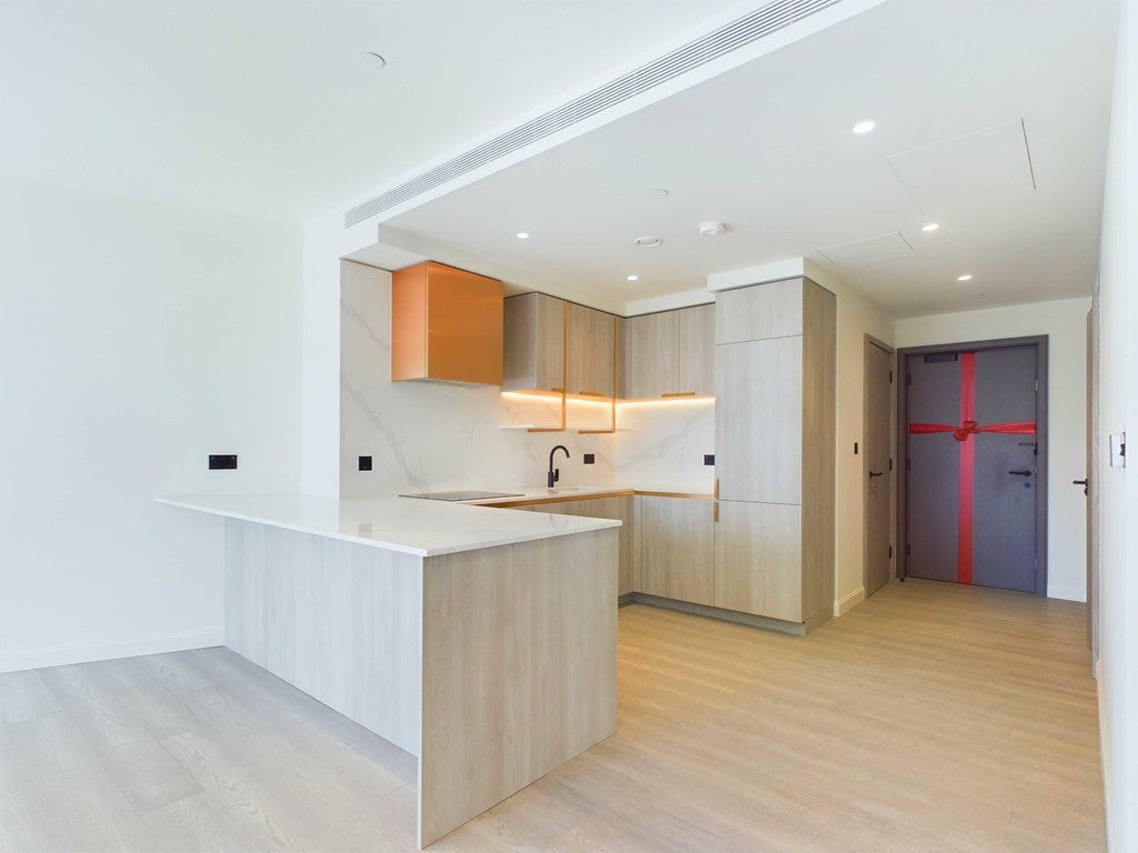 Flat Aspen Way in Greater London